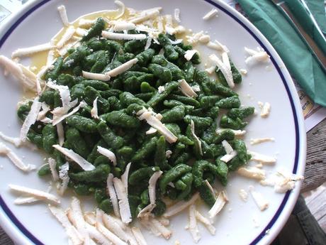 Spätzle verdi agli spinaci del Rifugio Baion Spätzle verdi agli spinaci burro fuso e ricotta salata