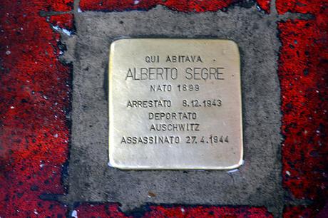 Con occhi attenti. Milano - Corso Magenta - Pietra d'inciampo