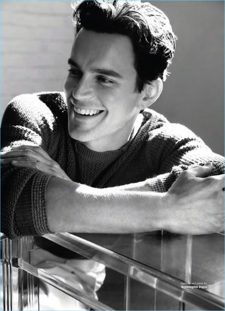 Matt Bomer veste Zegna, Ferragamo, Louis Vouitton e Tom Ford Tutti i sorrisi, Matt Bomer indossa un maglione e pantaloni da Ermenegildo Zegna.