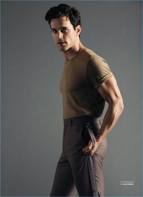 Matt Bomer veste Zegna, Ferragamo, Louis Vouitton e Tom Ford Apparendo in un servizio fotografico per la rivista Out, Matt indossa una t-shirt e pantaloni da Louis Vuitton.