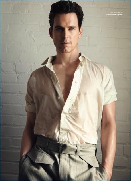 Matt Bomer veste Zegna, Ferragamo, Louis Vouitton e Tom Ford Abbracciando sartoria rilassato, Matt Bomer sfoggia una camicia e pantaloni da Salvatore Ferragamo.