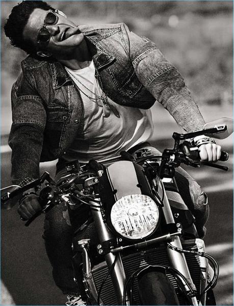 Orlando Bloom su GQ veste Gucci, Dolce&gabbana, Valentino e Dior Homme. In sella a una moto, Orlando Bloom indossa una t-shirt, giacca di jeans, e jeans da Valentino. Bloom sport anche scarpe da ginnastica Visvim e occhiali da sole Oliver Peoples.