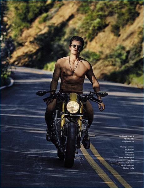 Orlando Bloom su GQ veste Gucci, Dolce&gabbana, Valentino e Dior Homme. Andando a torso nudo, Orlando Bloom rocce Oliver Peoples occhiali da sole, American Apparel biancheria intima, e stivali di Gucci.