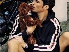 Orlando Bloom veste Gucci, Dolce&gabbana, Valentino Dior Homme.