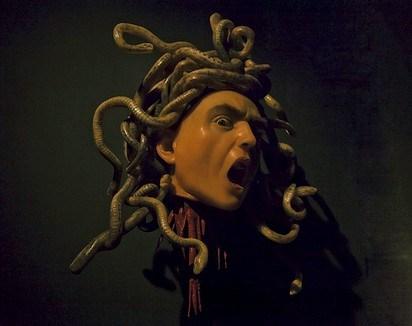 Dalla caccia al personaggio alla caccia alle streghe Dalla caccia al personaggio alla caccia alle streghe