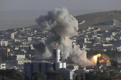 Attacchi aerei a guida statunitense hanno ucciso 23 persone in Siria Attacchi aerei a guida statunitense hanno ucciso 23 persone in Siria