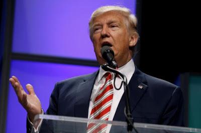 Trump è accusato di aver rivelato informazioni segrete alla Russia Trump è accusato di aver rivelato informazioni segrete alla Russia