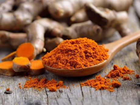 Curcuma: proprietà, benefici, controindicazioni e ricette Curcuma in polvere