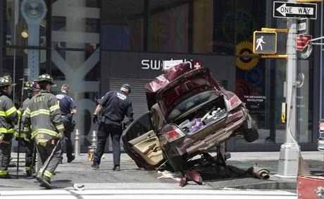 Auto sulla folla a New York: muore una 18enne, ventitré i feriti Auto sulla folla a New York: muore una 18enne, ventitré i feriti