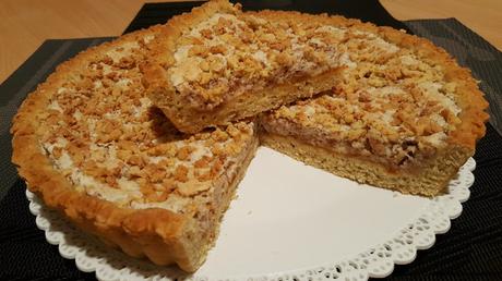 Crostata alle mandorle con farina di soia e meringata, ricetta di riciclo Crostata alle mandorle con farina di soia e meringata, ricetta di riciclo