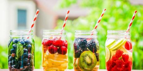 Acqua aromatizzata: ricette per bevande detox e dissetanti Acqua aromatizzata, bevande detox