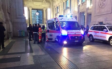 Milano, paura in Stazione Centrale: criminale accoltella agente Polfer e militare dell’Esercito Milano, paura in Stazione Centrale: criminale accoltella agente Polfer e militare dell’Esercito