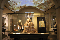 Museo del Tessuto: Inaugurata la mostra “Il Capriccio e la Ragione. Eleganza del Settecento europeo” Museo del Tessuto: Inaugurata la mostra “Il Capriccio e la Ragione. Eleganza del Settecento europeo”