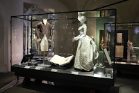 Museo del Tessuto: Inaugurata la mostra “Il Capriccio e la Ragione. Eleganza del Settecento europeo” Museo del Tessuto: Inaugurata la mostra “Il Capriccio e la Ragione. Eleganza del Settecento europeo”