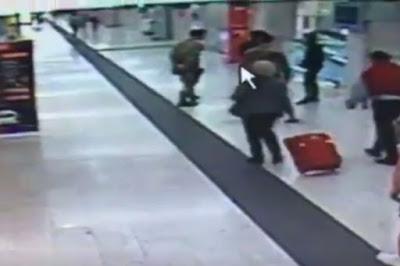 L'aggressore della stazione centrale di Milano è indagato per terrorismo L'aggressore della stazione centrale di Milano è indagato per terrorismo
