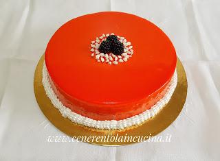 Torta con mousse al cioccolato bianco e frutti di bosco. Torta con mousse al cioccolato bianco e frutti di bosco.