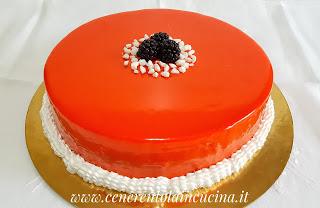 Torta con mousse al cioccolato bianco e frutti di bosco. Torta con mousse al cioccolato bianco e frutti di bosco.