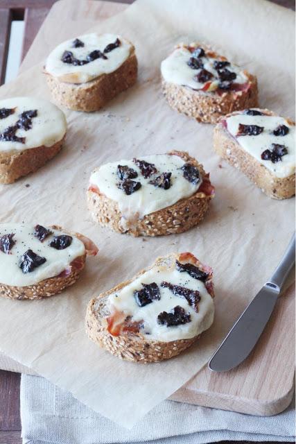 Bruschette con pane tirolese, provola dolce, speck e prugne della California Bruschette con pane tirolese, provola dolce, speck e prugne della California