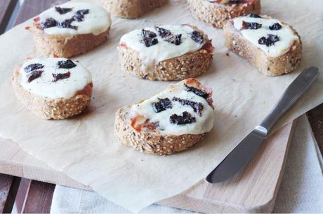 Bruschette con pane tirolese, provola dolce, speck e prugne della California Bruschette con pane tirolese, provola dolce, speck e prugne della California