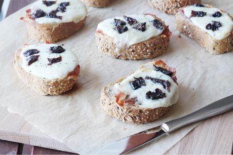 Bruschette con pane tirolese, provola dolce, speck e prugne della California Bruschette con pane tirolese, provola dolce, speck e prugne della California