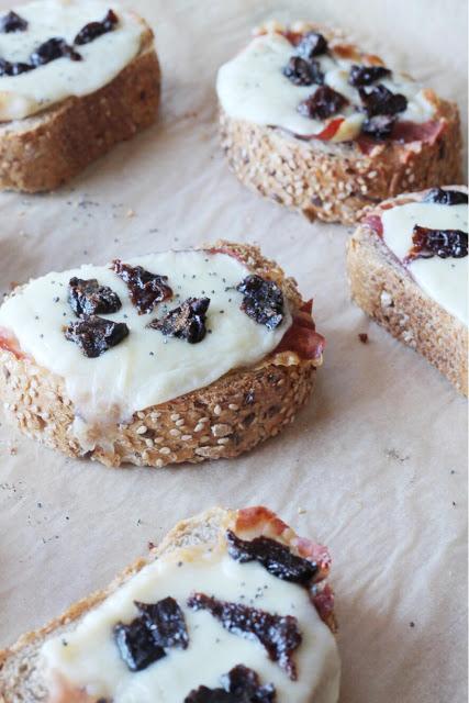 Bruschette con pane tirolese, provola dolce, speck e prugne della California Bruschette con pane tirolese, provola dolce, speck e prugne della California