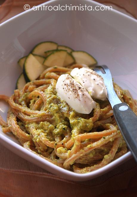 Spaghetti al Pomodoro con Pesto di Zucchine, Zafferano e Pistacchi Spaghetti al Pomodoro con Pesto di Zucchine, Zafferano e Pistacchi