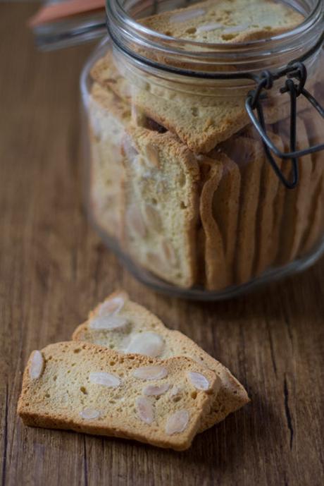 Biscotti di Albumi e Mandorle lo sfizio di fine pasto Biscotti di Albumi e Mandorle lo sfizio di fine pasto