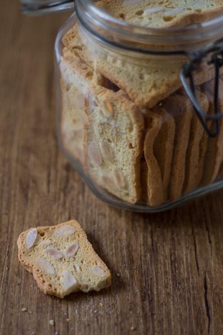 Biscotti di Albumi e Mandorle lo sfizio di fine pasto Biscotti di Albumi e Mandorle lo sfizio di fine pasto