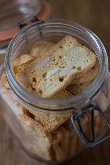 Biscotti di Albumi e Mandorle lo sfizio di fine pasto Biscotti di Albumi e Mandorle lo sfizio di fine pasto