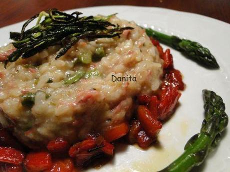 Risotto agli asparagi con dadolata di peperoni e zucchinette croccanti