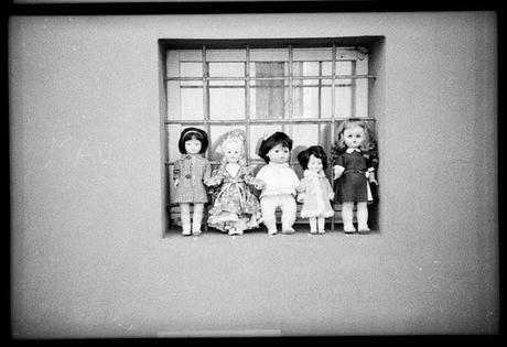 LOMOGRAPHY • bambole e specchi al mercatino, BENCINI KOROLL II e ILFORD HP5 PLUS400