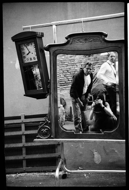 LOMOGRAPHY • bambole e specchi al mercatino, BENCINI KOROLL II e ILFORD HP5 PLUS400