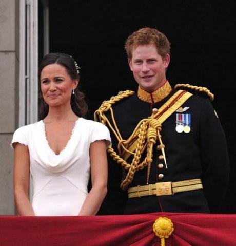 Il culo di Pippa Middleton oscura William e Kate