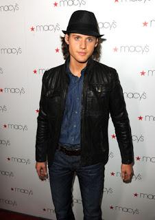 Luke Kleintank: the real hunk! Luke Kleintank: the real hunk!