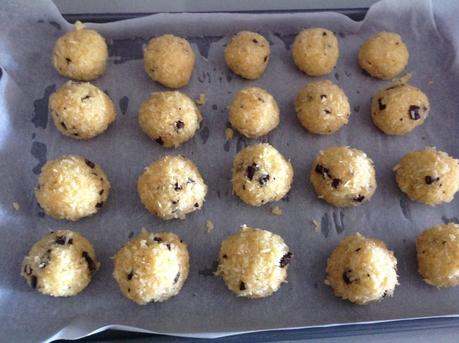 Biscotti al cocco e scaglie di cioccolato al profumo di arancia Biscotti al cocco e scaglie di cioccolato al profumo di arancia