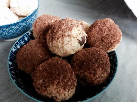 Biscotti al cocco e scaglie di cioccolato al profumo di arancia Biscotti al cocco e scaglie di cioccolato al profumo di arancia