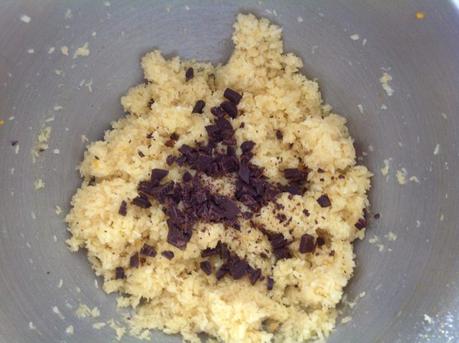 Biscotti al cocco e scaglie di cioccolato al profumo di arancia Biscotti al cocco e scaglie di cioccolato al profumo di arancia