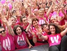 StraWoman corre Como favore Actionaid