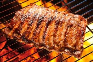 Carne alla griglia o alla piastra. Perché fa male? carne griglia