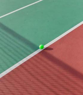 palla da tennis sulla linea palla da tennis sulla linea