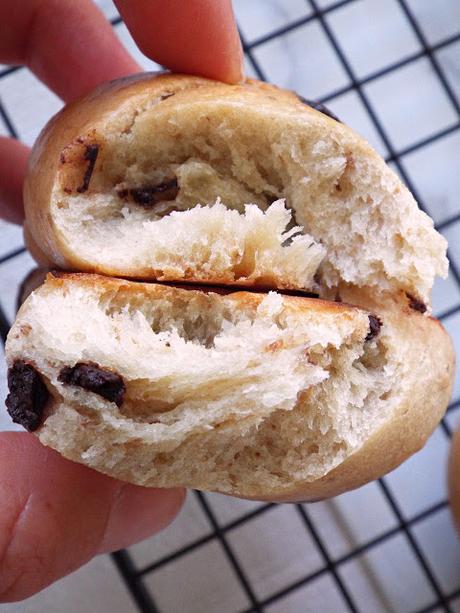 Treccine alle gocce di cioccolato, banana e lievito madre (ricetta passo passo) Treccine alle gocce di cioccolato, banana e lievito madre (ricetta passo passo)