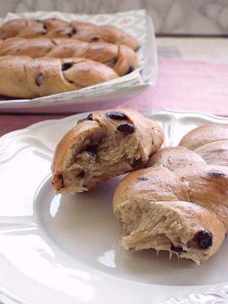 Treccine alle gocce di cioccolato, banana e lievito madre (ricetta passo passo) Treccine alle gocce di cioccolato, banana e lievito madre (ricetta passo passo)