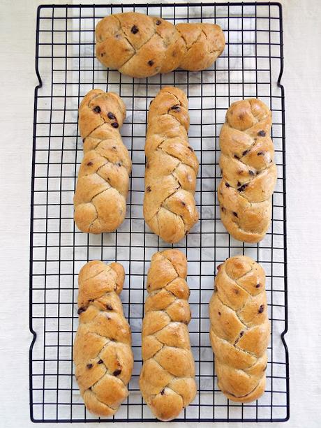 Treccine alle gocce di cioccolato, banana e lievito madre (ricetta passo passo) Treccine alle gocce di cioccolato, banana e lievito madre (ricetta passo passo)