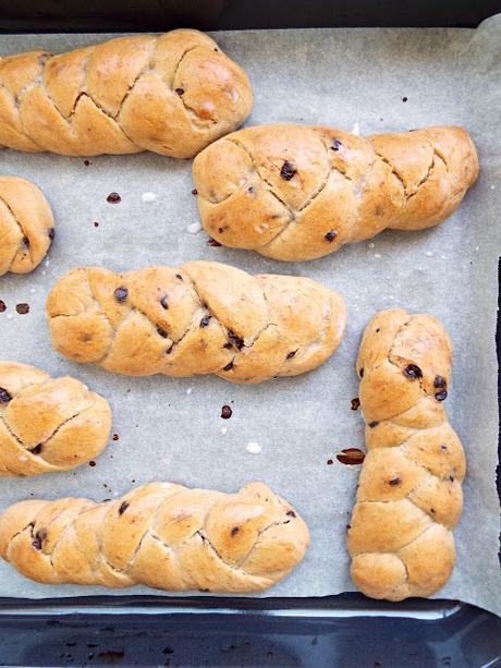 Treccine alle gocce di cioccolato, banana e lievito madre (ricetta passo passo) Treccine alle gocce di cioccolato, banana e lievito madre (ricetta passo passo)