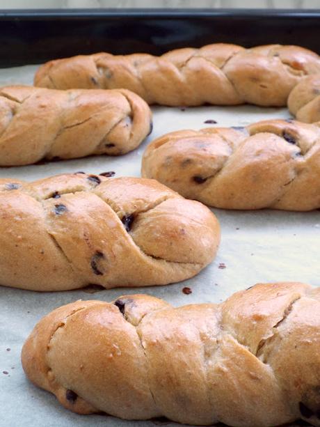 Treccine alle gocce di cioccolato, banana e lievito madre (ricetta passo passo) Treccine alle gocce di cioccolato, banana e lievito madre (ricetta passo passo)