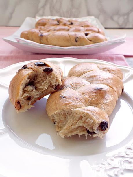 Treccine alle gocce di cioccolato, banana e lievito madre (ricetta passo passo) Treccine alle gocce di cioccolato, banana e lievito madre (ricetta passo passo)