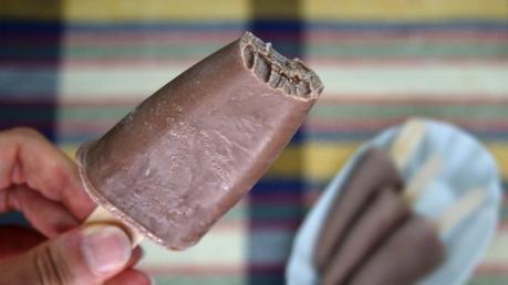 Gelato al cacao su stecco fatto in casa (Picolé “Chicabon” caseiro) Gelato al cacao su stecco fatto in casa (Picolé “Chicabon” caseiro)