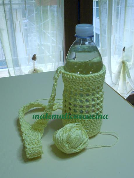Portabottiglia dell'acqua all'uncinetto- un'idea furba per le vacanze Portabottiglia dell'acqua all'uncinetto- un'idea furba per le vacanze