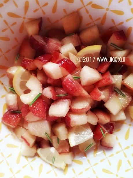 Sangria blanca alle pesche e rosmarino Sangria blanca alle pesche e rosmarino