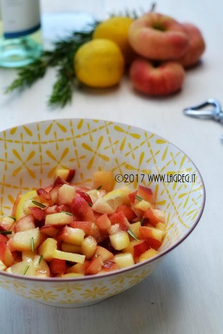 Sangria blanca alle pesche e rosmarino Sangria blanca alle pesche e rosmarino